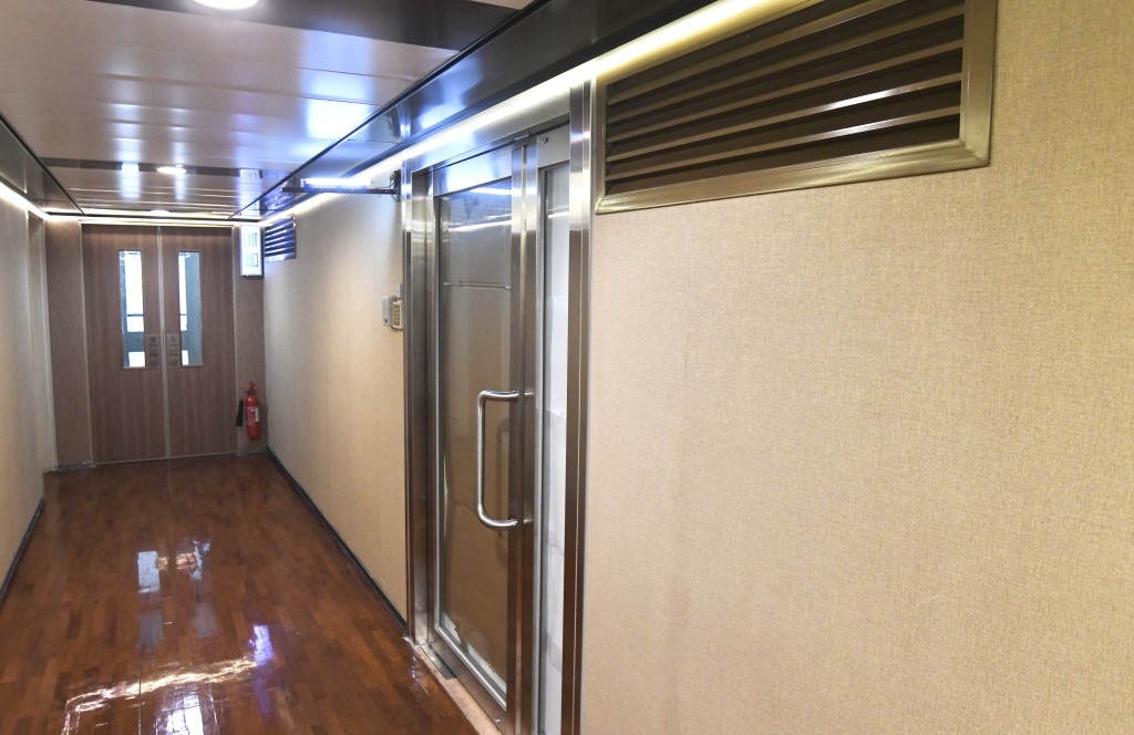 入口招牌已拆去，內裡燈管暴露在外，大門並未張貼任何告示作交代。