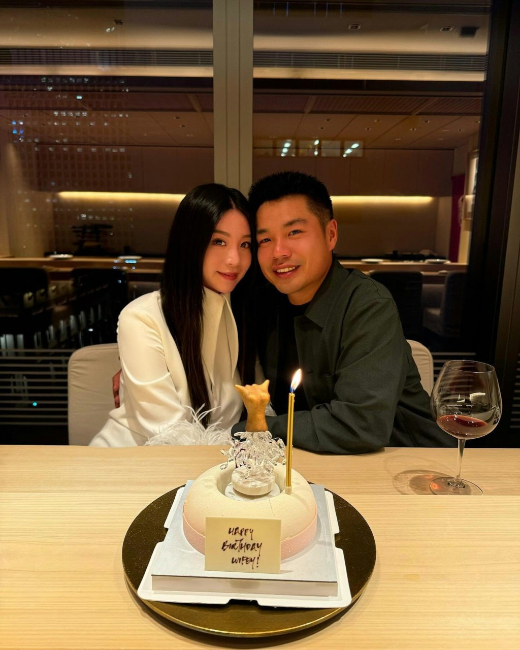 江鈺琪坐完月後迎來自己生日，與老公郭浩泉頭貼頭恩愛合照，吃日本料理慶祝。