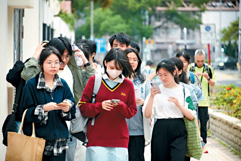 文憑試英文科昨舉行卷三聆聽及綜合能力考核，有教師形容整體難度「中等偏難」。