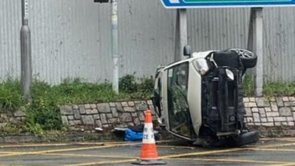 失控撞壆反彈至路中翻側。蔡楚輝攝