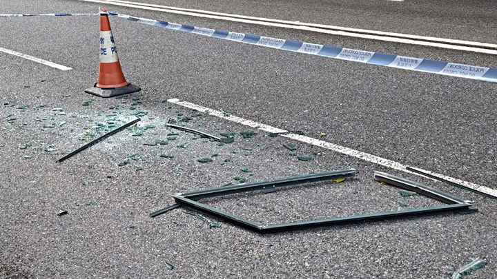 新都城二期一塊玻璃窗飛落街。fb：將軍澳主場