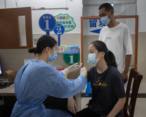 鄭偉忠表示,接種加強劑後的14日後,抗體會達到原來的10至30倍。新華社資料圖片