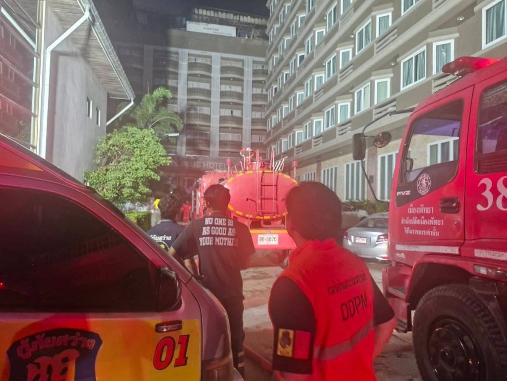 当地媒体形容疏散过程混乱。 fb / Fire & Rescue Thailand