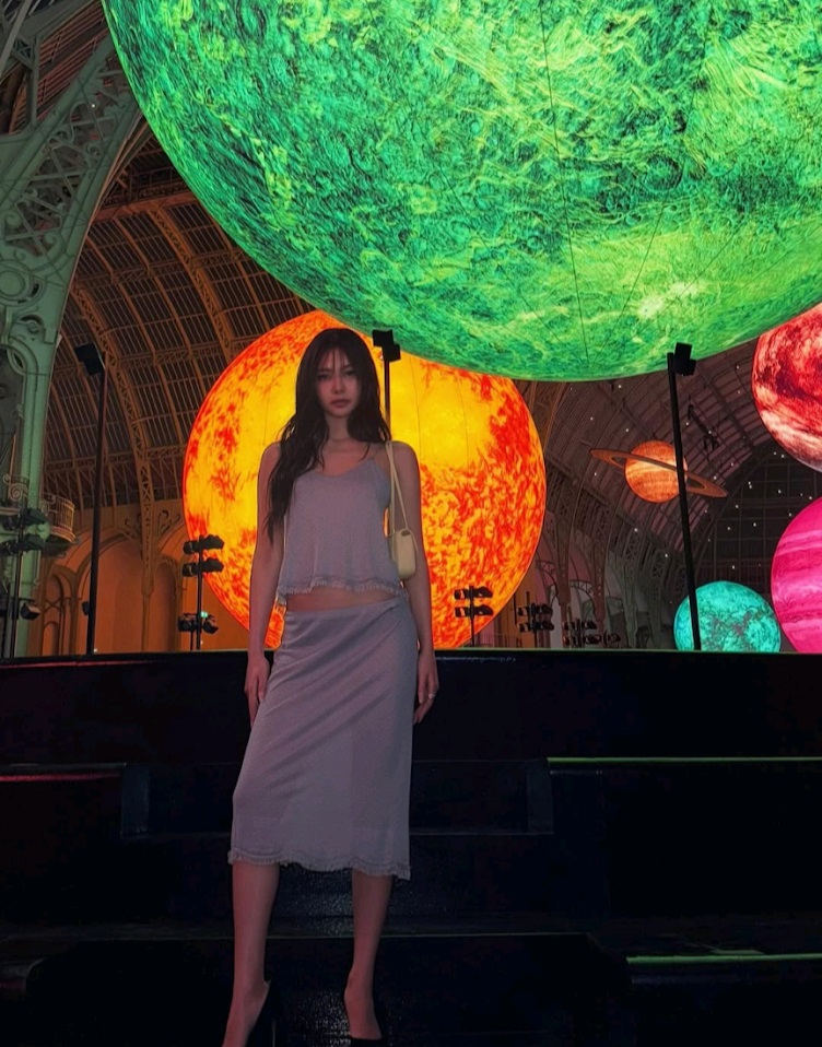 同場睇騷的Jennie急急在恆星道具下打卡。