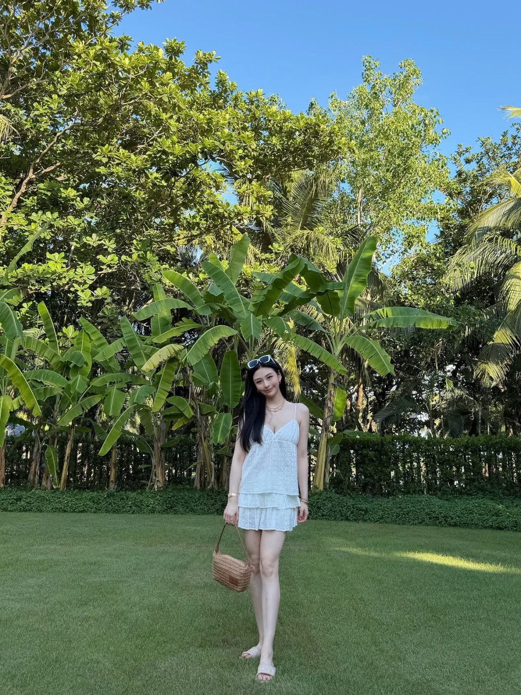 沈月輕鬆駕馭超低胸短裙。 沈月輕鬆駕馭超低胸短裙。