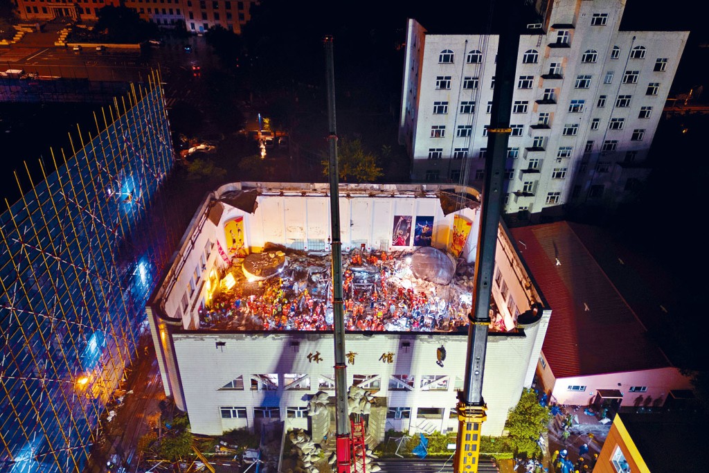 齊齊哈爾第34中學體育館頂棚坍塌。