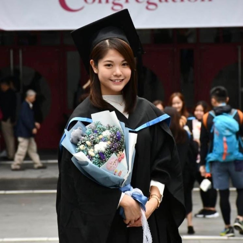 何曼筠2017年在TVB新闻部担任实习记者，大学毕业后正式转为正职。