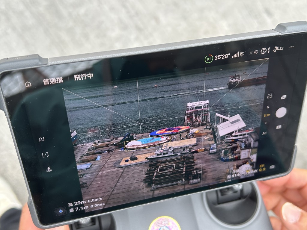 多啦A夢支持者蔡先生放飛無人機拍攝。