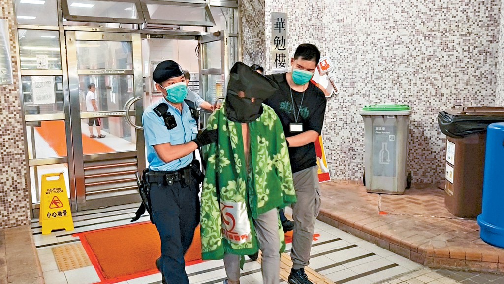 華心邨華勉樓一單位發生命案，警員到場帶走疑犯。