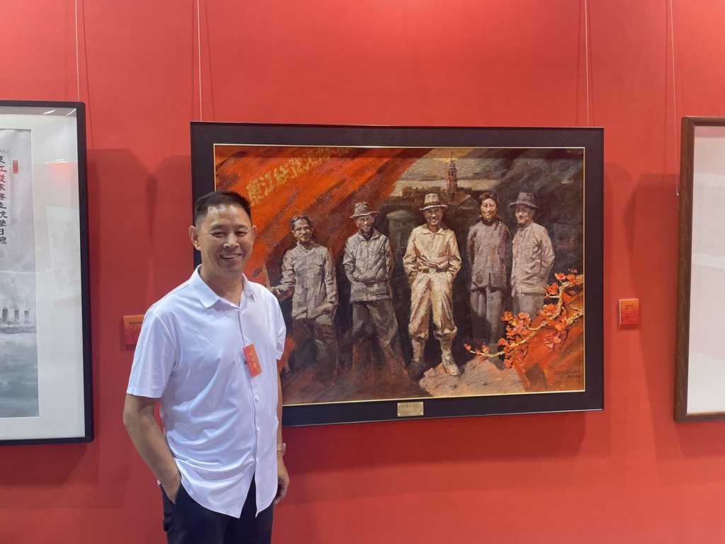 參展畫家曾大光與他的畫作《東江頌》。任朗僖攝 參展畫家曾大光與他的畫作《東江頌》。任朗僖攝