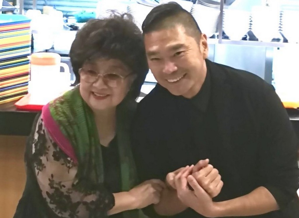 近年徐小鳳髮型愈來愈高。