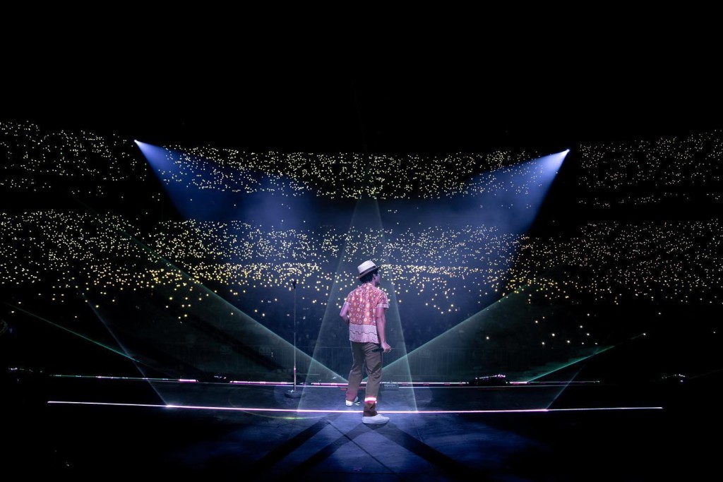 Bruno Mars不时到世界各地开Show。