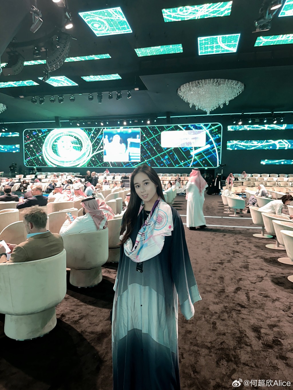 何超欣早前去獲邀去沙地阿拉伯參加「第七屆未來倡議大會」。  ​