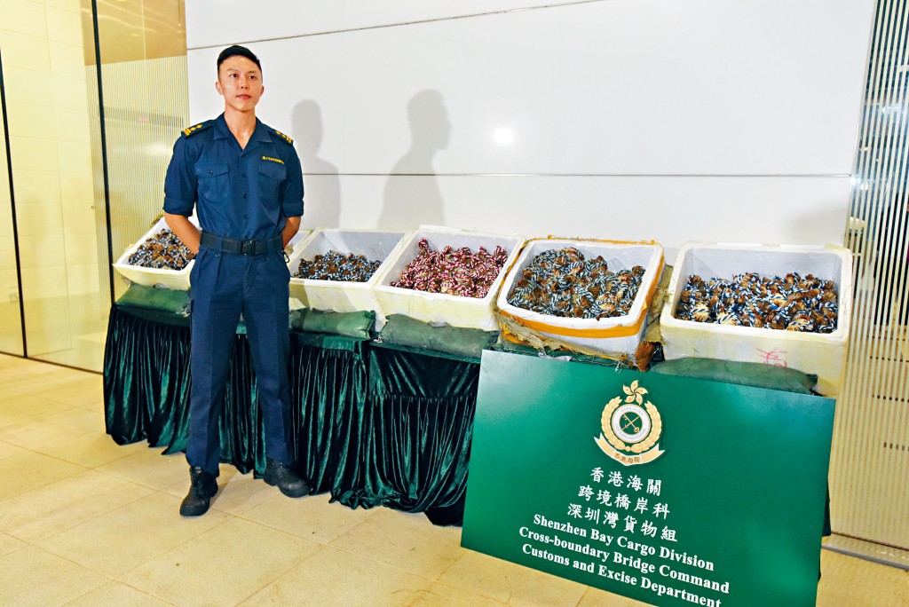 截至前日,海關共轉介35宗個案予食安中心跟進,其中17宗案件涉及約1400公斤共7800隻大閘蟹,均沒有衞生證明。