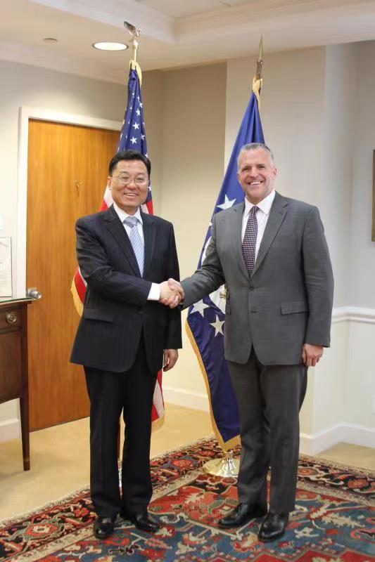 新任驻美大使谢峰与递交国书副本的美国国务院礼宾司吉福德合影。 