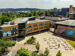 醫療健康類如Surrey大學護理學、Southampton物理治療學仍有名額。（圖片來源：Surrey大學）