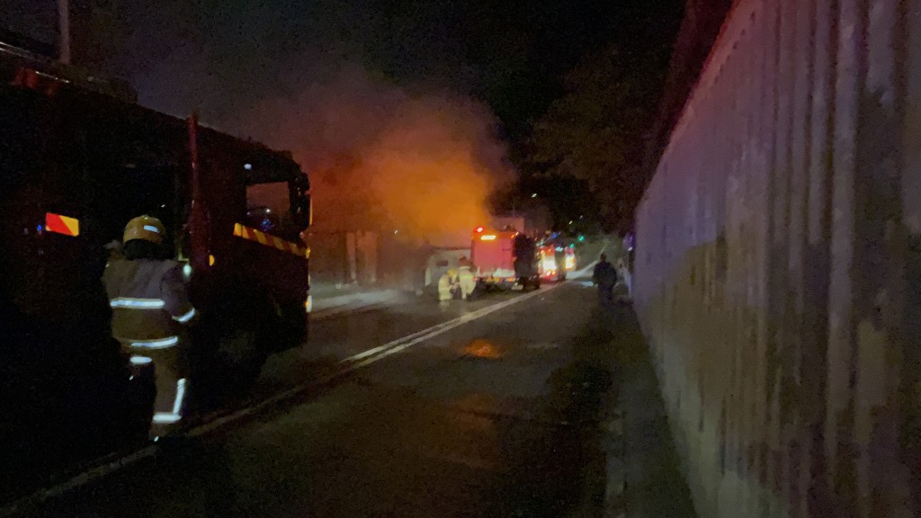 梨木樹老圍村鐵皮屋三級火 現場傳爆炸聲 消防拖喉灌救