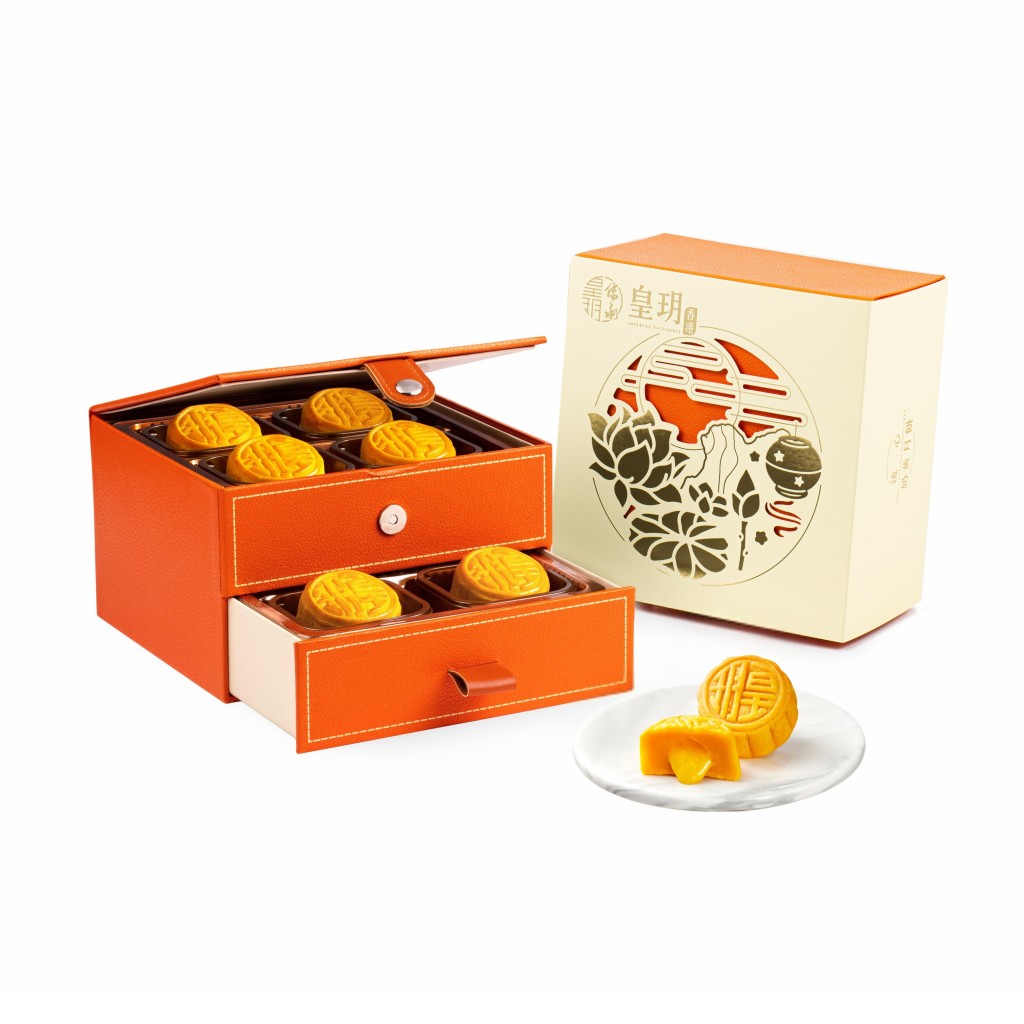 流心奶黄月饼（8件装）（8月网上优惠价：$400 / 原价：$448）： 传承半岛奶黄月饼始创人叶永华大师主理的经典血统，奶黄咸香绵密。