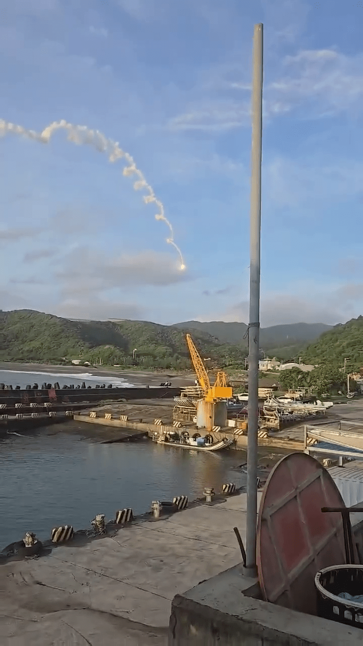 台湾屏东九鹏基地试射火箭偏轨坠山区。 threads