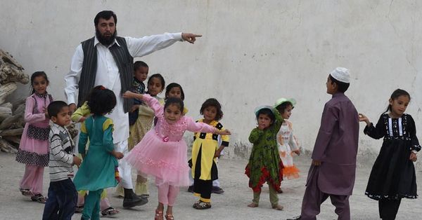 巴基斯坦一名50岁男子先后娶回3名妻子，迄今共生育了60名子女。  