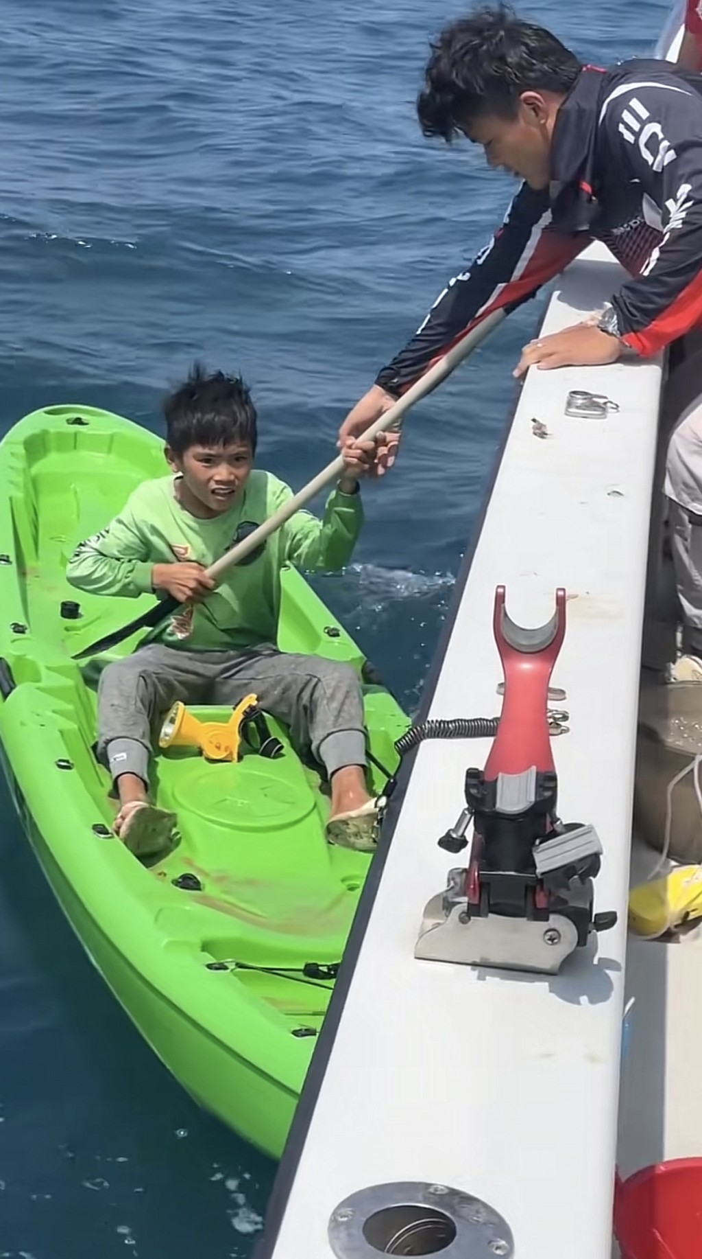 海南10歲男孩在海上漂流一天一夜後獲救。抖音@三亞海釣船長