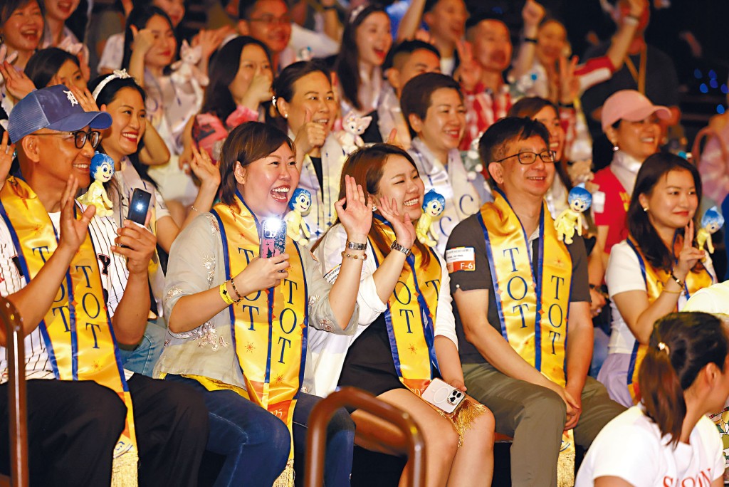 業績卓越的MDRT、COT及TOT理財顧問的家屬、親友及客戶獲邀出席同樂日,除了見證事業成就獲嘉許的重要時刻,亦欣賞Sun Life永明特設劇場表演。 業績卓越的MDRT、COT及TOT理財顧問的家屬、親友及客戶獲邀出席同樂日,除了見證事業成就獲嘉許的重要時刻,亦欣賞Sun Life永明特設劇場表演。