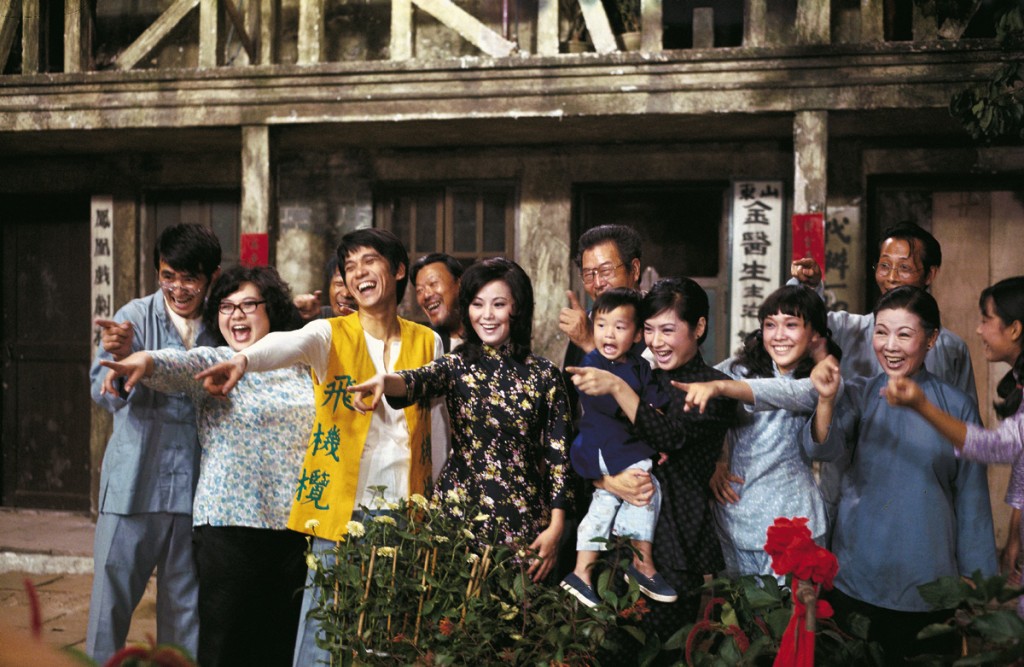 1973年楚原执导《七十二家房客》开创粤语喜剧片先河，南红（前排右四）亦有参演。
