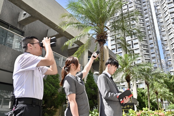 食環署推行物業管理公司協助處理冷氣機滴水事故計劃,邀請物管公司在夏季協助處理屋苑內的冷氣機滴水投訴。政府新聞處圖片 食環署推行物業管理公司協助處理冷氣機滴水事故計劃,邀請物管公司在夏季協助處理屋苑內的冷氣機滴水投訴。政府新聞處圖片