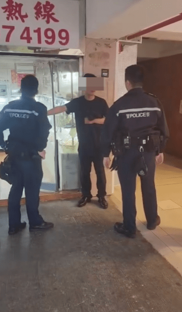 另一段長約兩分多鐘的影片顯示,黑褸男其後脫下外套,身穿黑色短袖上衣,在店外被多名警員包圍。 另一段長約兩分多鐘的影片顯示,黑褸男其後脫下外套,身穿黑色短袖上衣,在店外被多名警員包圍。