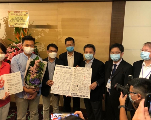 昨日多名建制派立法會議員及醫護界代向國家核酸檢測支援隊致謝。