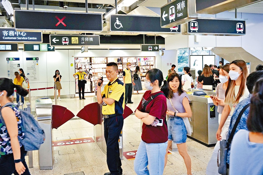 嚴打濫用2元乘車優惠昨生效,港鐵觀塘站放工時段,站內站滿職員「布防」。