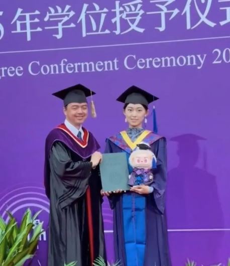 清華畢業生帶LABUBU上台接受「撥穗」。中華網