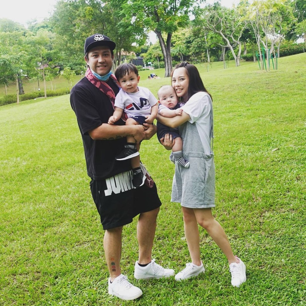 Steven在19年與老婆雯雯結婚，育有兩子天寶及天牧。