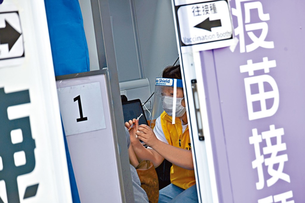 非高危群組市民，須自費到私家診所或醫院打加強劑。
