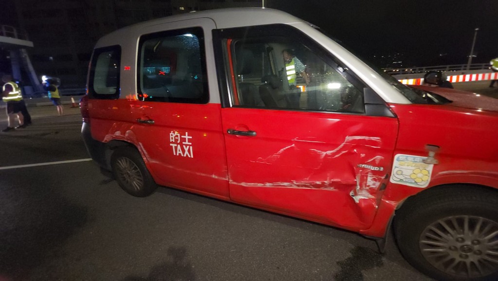 的士右邊車身及車頭嚴重損毀,逆線停在路中心。黎志偉攝 的士右邊車身及車頭嚴重損毀,逆線停在路中心。黎志偉攝