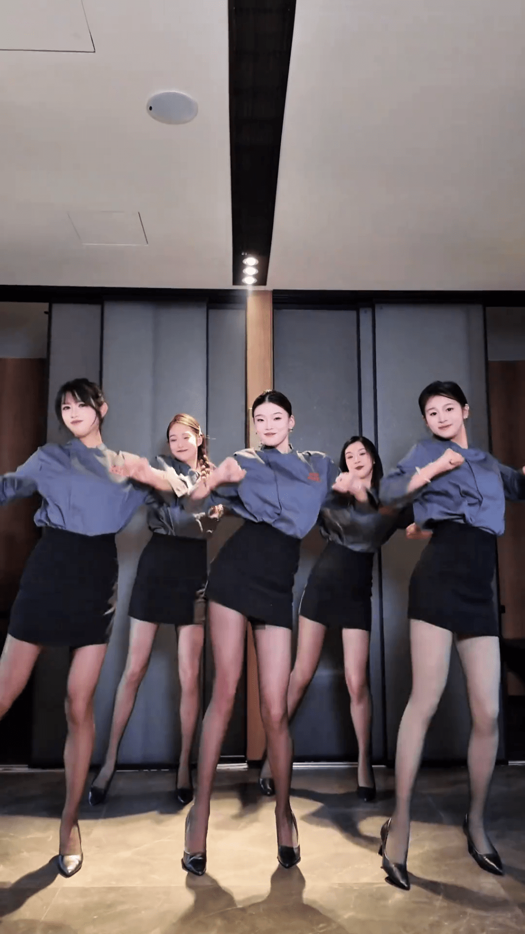 餐廳宣傳片找來黑襪美女跳舞。 抖音截圖