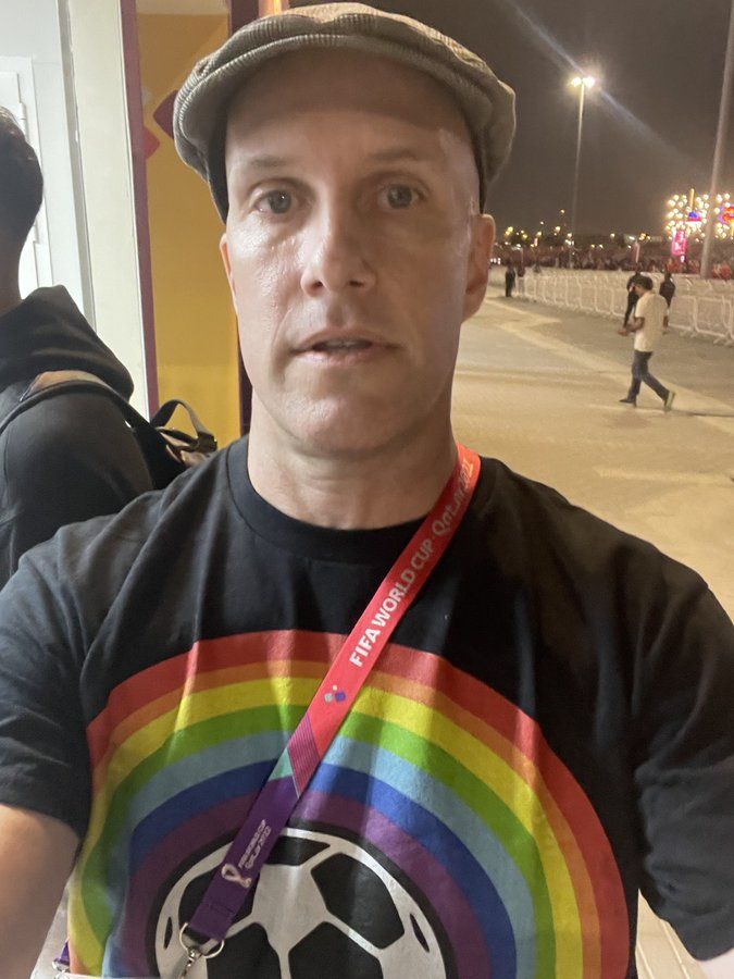 美国足球记者瓦尔在卡塔尔世界杯冒险穿著彩虹T恤进场。网图