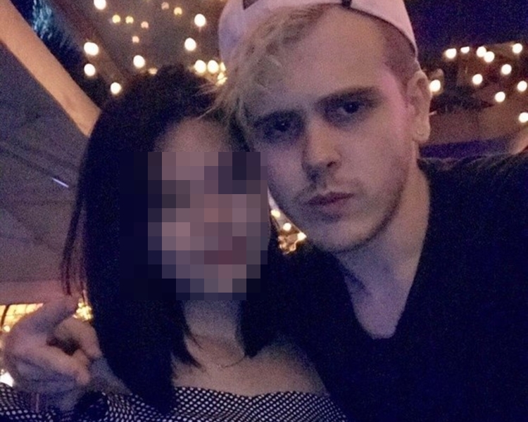 「萨米」与不同女子合照。网图