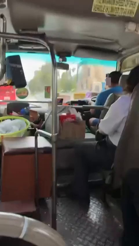 小巴司機駕駛期間瘋狂聞歌起舞 網民O嘴:好似耍詠春咁。fb「車cam L(香港群組)」截圖 小巴司機駕駛期間瘋狂聞歌起舞 網民O嘴:好似耍詠春咁。fb「車cam L(香港群組)」截圖