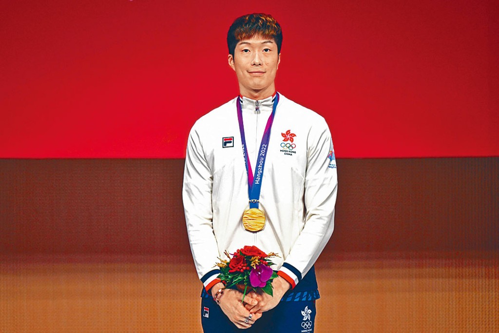 張家朗在花劍決賽擊敗中國劍手，為香港劍擊隊奪得首面金牌。