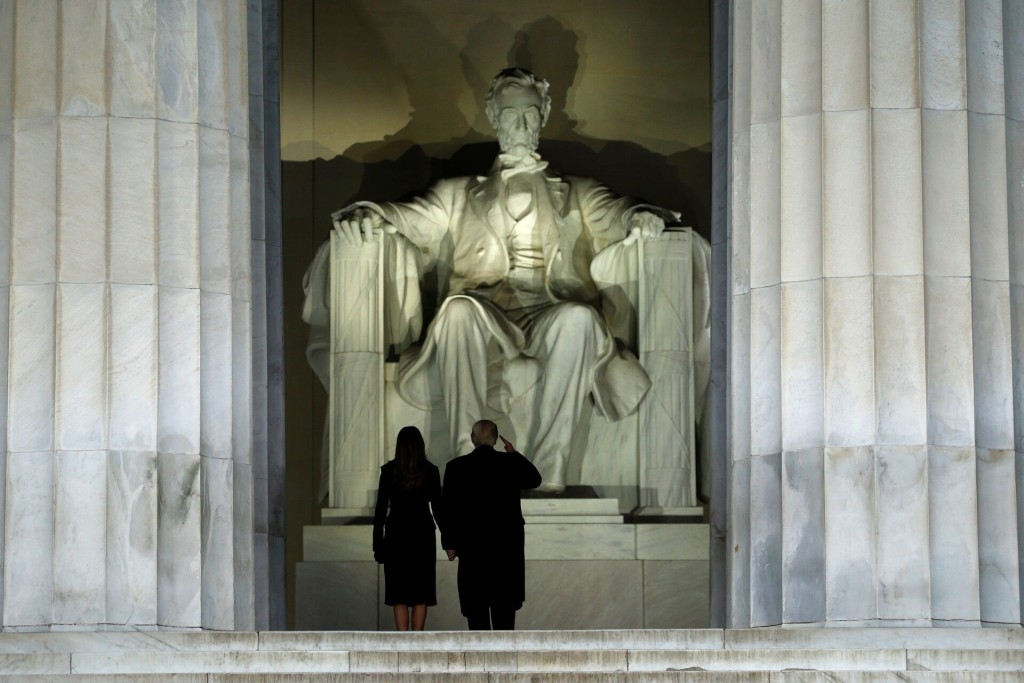 林肯蜡像以林肯纪念馆的雕塑为蓝本。路透社