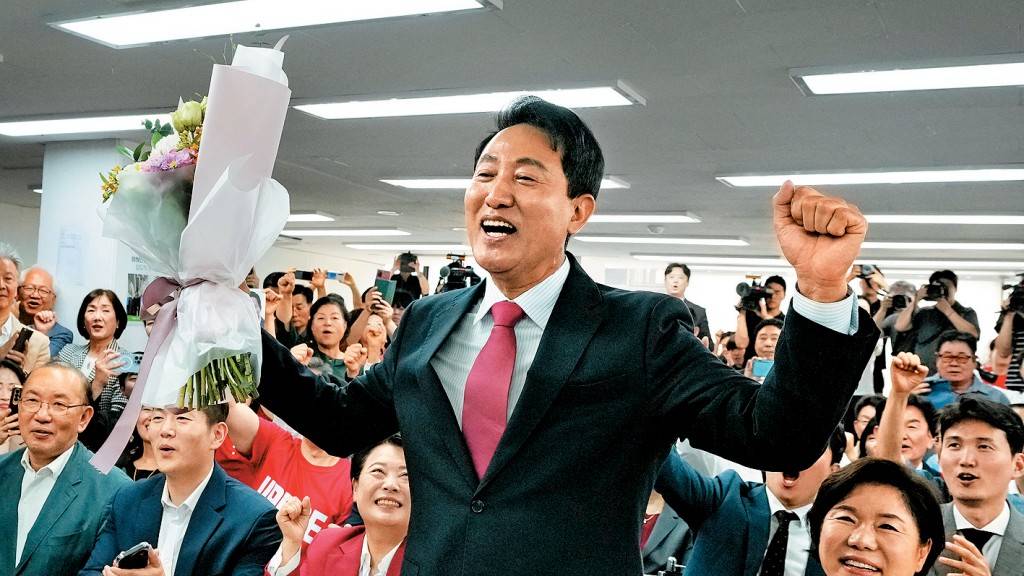 南韓在野國民力量黨的吳世勳慶祝連任首爾市長。美聯社
