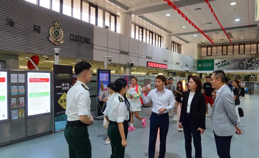 為迎接訪港旅客及應對人流車流，香港海關積極部署，制訂一系列措施，確保各口岸通關暢順。香港海關FB圖片