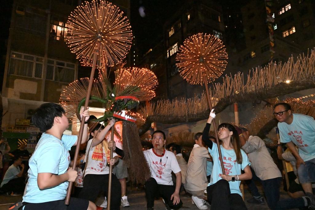 陳宗彝指本港的國慶及中秋節慶氣氛濃厚，尤其本土文化體驗活動如大坑舞火龍等特色夜間項目，具有一定吸引力。資料圖片