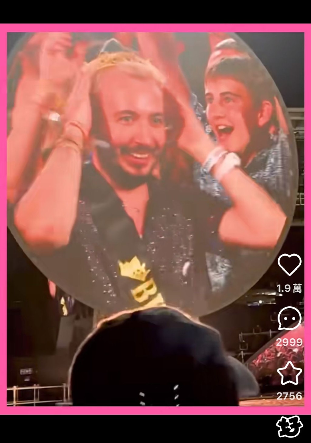 Coldplay演唱會早前在美國波士頓演唱，並與現場人士玩kiss cam，首先有一位男士被選中，氣氛仍非常好。