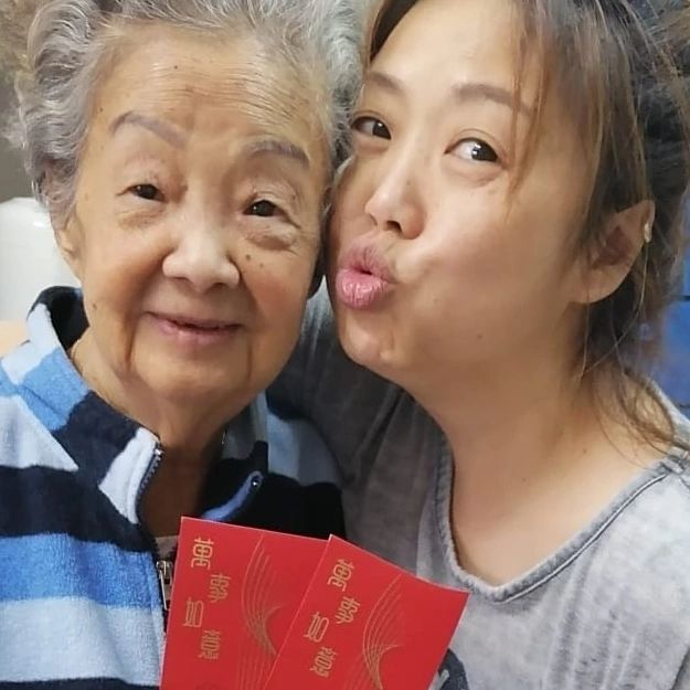 梅小惠母親（左）於8月27日離世，享年92歲。