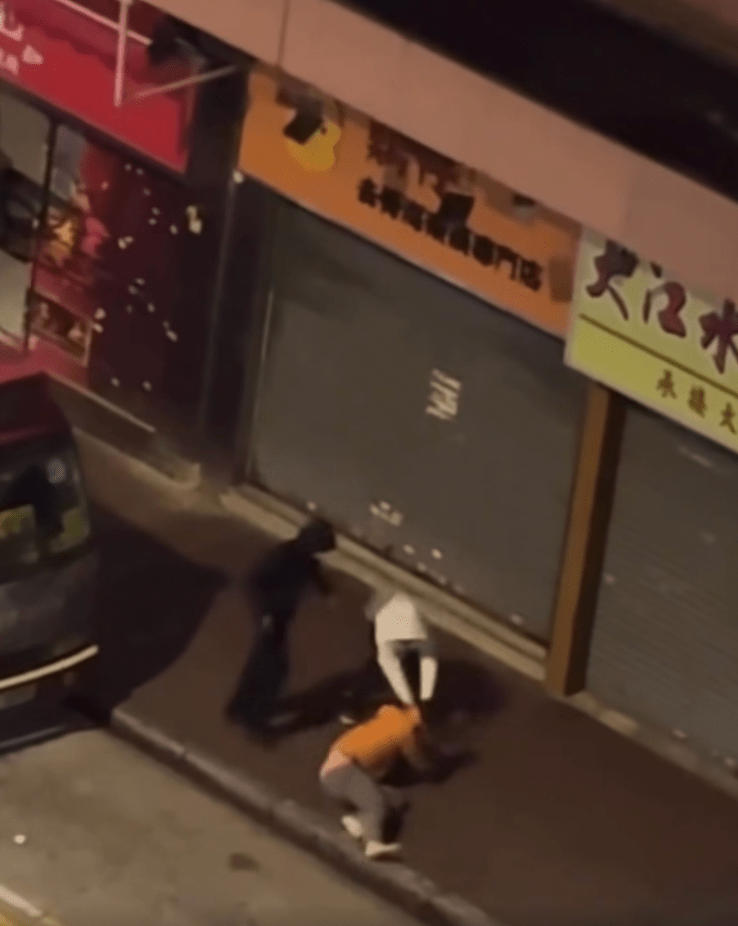 黑衣男子趁勢想搶走事主的斜孭袋,但事主死命抓緊不放,雙方在馬路上拉扯角力。fb「車cam L(香港群組)」 黑衣男子趁勢想搶走事主的斜孭袋,但事主死命抓緊不放,雙方在馬路上拉扯角力。fb「車cam L(香港群組)」