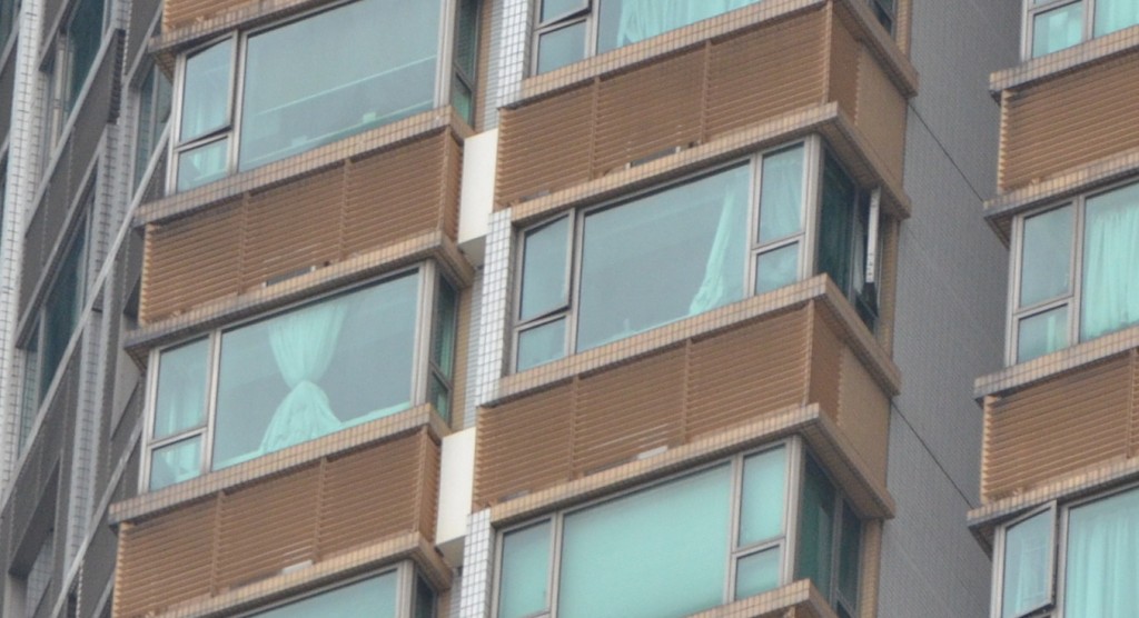 涉事單位的一隻面向天井平台的窗門打開。