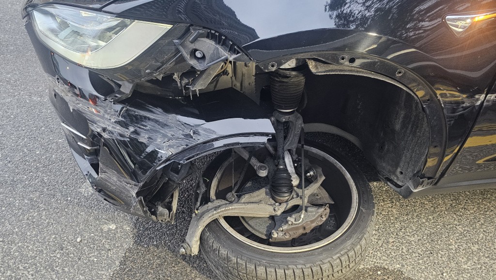 涉事Tesla的左邊車頭損毀。