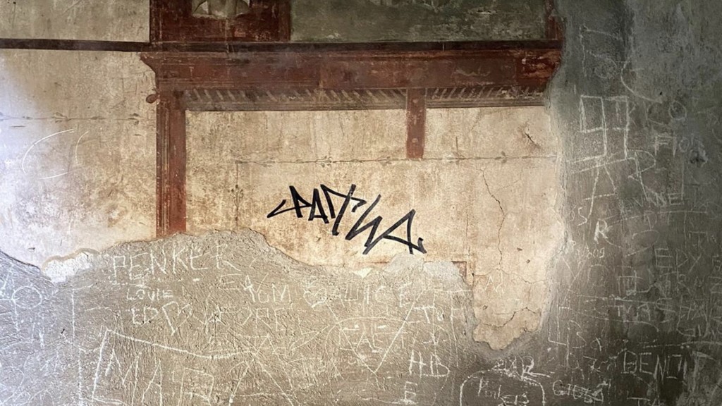 意大利南部古城赫庫蘭尼姆一處古民居牆面遭荷蘭遊客簽名塗鴉。 路透社